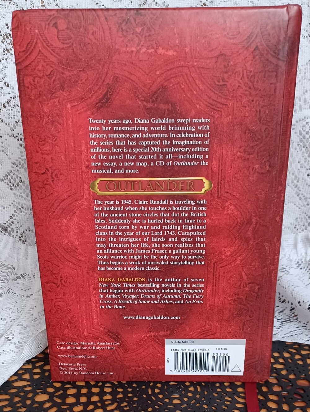 20TH ANNIVERSARY EDITION OUTLANDER A NOVEL BY DIANA GABALDON W/CD & BOOKMARK - Picture 3 of 14